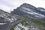 La neige fondu a rendu le terrain un peu boueux.  Une petite télécabine permet de rejoindre le bas du Fränschä à la Gemmi.