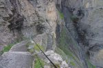 Un des passages les plus spectaculaires, taillé dans la roche.