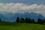 Zoom sur le vallon de Verne, les Cornettes de Bises et les Jumelles sous les nuages