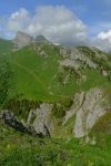 En bas le Col de Luissel et le chemin qui permet de rejoindre la Berneuse