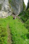 Au-dessus de Nouchka et Christian, le pont a disparu dans la coulée (il reste les barres) , il faut donc remonter légèrement le couloir pour le redescendre. Le seul bout délicat du chemin