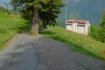 On retrouve la route avec un ancien hôtel. Leysin a encore de nombreux bâtiments dépréciés