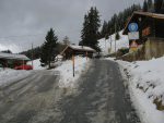 On monte vers Prafandaz, route de droite.