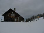 Puis on arrive à un chalet vers 1590m, où je chausse les raquettes.