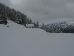 Et après quelques pas, on arrive à Solacyre (1848m sur le panneau, 1827m sur la carte) et son restaurant fermé de l'ancien téléski détruit.