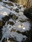 On arrive au niveau des chaines, j'enlève les raquettes, plus assez de neige. Cela me vaut une gamelle d'ailleurs, sur un rocher glissant ! Vue arrière