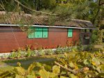 On remonte hors du lit de la rivière, au niveau de ce chalet, à côté des champs