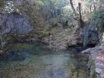 Après un temps de recherche, on finit par demander et trouver la source principale qui reste en eau