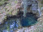 L'eau sort de ce puit dans la roche