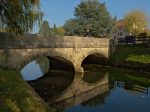 Le pont avant le plan d'eau