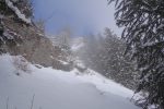 Sous la barre rocheuse qu'il faut longer