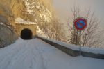 On enlève les raquettes pour traverser le tunnel