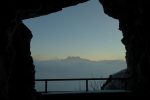 Vue sur les Dents du Midi par une ouverture