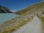 Puis nous suivons le large sentier tranquille le long du barrage