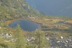 Zoom sur la cabane et son lac