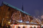 Le marché de Noël débute à côté de l'église des Dominicains. Il pleuvait un peu, des gouttes d'eau produisent donc des reflets sur l'objectif