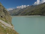 Vue arrière sur le barrage et son eau bleu-verte