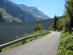 On longe la route pour rejoindre le barrage de Mauvoisin