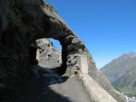 Je reviens sur mes pas et passe à travers le tunnel pour longer le lac, vue arrière