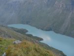 Le lac de Mauvoisin avec le sentier de l'aller