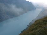 Toujours le lac, mais en direction du barrage. La brume s'invite.