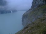 Il reste à longer le chemin, creusé dans la roche