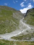 La rivière a bien entaillé la montagne