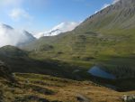 Depuis le col, le chemin passe devant le lac de Tsofeiret, 2572m