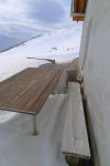 Un banc, une table, la classe !