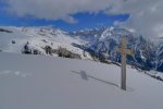 La croix de Flore et vue vers le Sanetsch.
