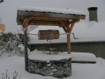 Départ depuis le village de Mex, ayant pris le bus, il faut remonter le village et on passe devant un puit sympa