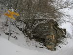 Je pensais passer par la forêt, sur la gauche mais je n'étais pas sûr de la hauteur de la neige en forêt et j'ai donc continué tout droit. Il y avait de vieilles traces.