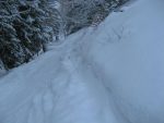 Retour par la route, on essaye de prendre sur la gauche ou la droite mais la couche de neige est encore faible et les semelles gardent des sequelles.