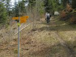 Puis on tourne à gauche pour le chemin pédestre