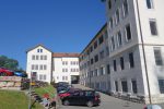 De façon surprenant le chemin pédestre passe à travers les batiments de Longines