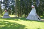 Le camping (au bord de la route, bruyant) et ses tipis