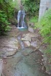Les gorges et un pilier de l'autopont