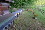 Nous repassons devant les ruches, en face du joli jardin