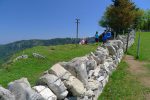 Mur de pierres sèches qui longe le Creux du Van