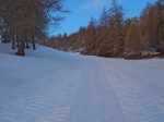 Entre les traces de la dameuse, des traces de skieurs.