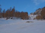 Vers 1715m, je quitte la piste pour partir sur la gauche, grossièrement par le chemin d'été. Je pense qu'il doit être possible de monter par le couloir du centre de la photo