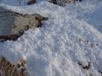 Il a neigé dans la nuit avec une neige sous forme de neige en grains