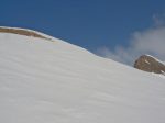 Sur le sommet de cette bute, la croix du col