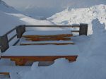 Les bancs encombrés par la neige