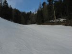 On remonte les pentes de la piste de ski, en évitant les traces des chenilles