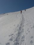 Je fus très heureux de doubler ces deux surfeurs qui montent en raquettes, labourage de traces digne d'un pachyderme !