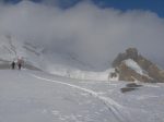 Et on arrive au col, entre les deux point de Chemo et Comonau, vers 2450m. Le vent souffle fort et nous refroidit