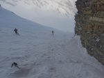 On s'abrite un instant du vent. On cherche les endroits où la neige est le moins croutée !