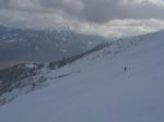 Toujours au dessus de la route, neige dure, soufflée