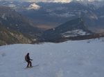 On traverse le champ de mines de l'avalanche. Anne au fond est sur la route